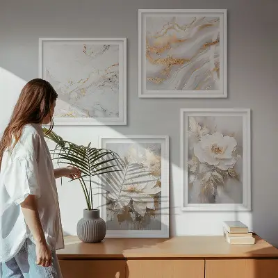 Billedvæg over sofa med abstrakt blomstermotiv i marmorstil