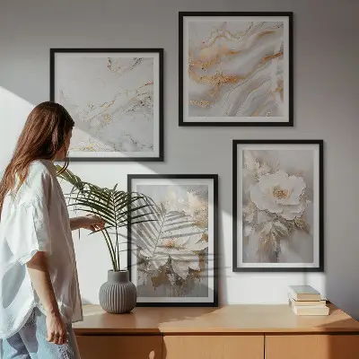 Billedvæg over sofa med abstrakt blomstermotiv i marmorstil