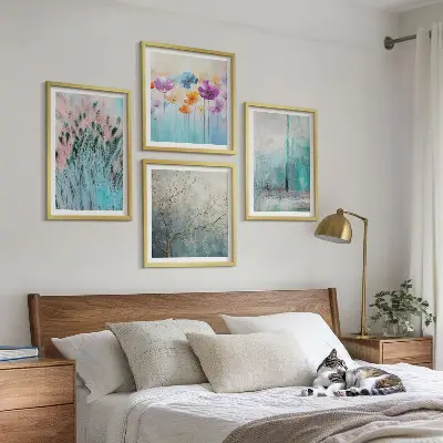 Billedvæg over sofa med mønster af pastelblomster