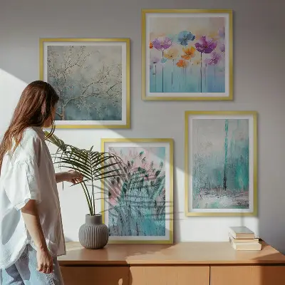 Billedvæg over sofa med mønster af pastelblomster