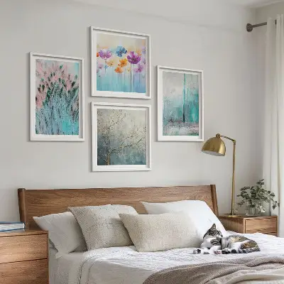 Billedvæg over sofa med mønster af pastelblomster