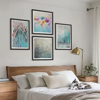 Billedvæg over sofa med mønster af pastelblomster