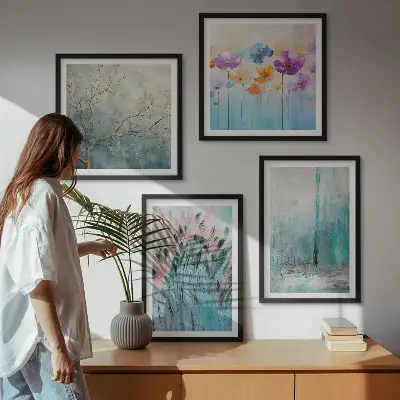 Billedvæg over sofa med mønster af pastelblomster