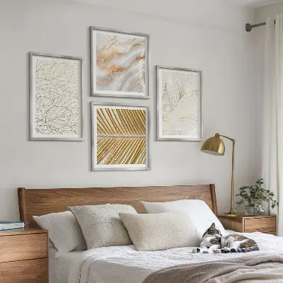 Billedvæg til over sofaen med abstrakt marmormotiv og bladmønster