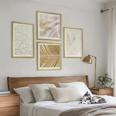Billedvæg til over sofaen med abstrakt marmormotiv og bladmønster