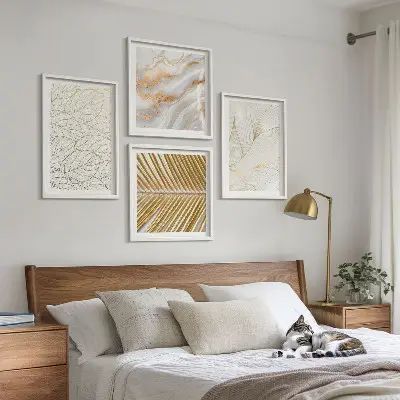 Billedvæg til over sofaen med abstrakt marmormotiv og bladmønster
