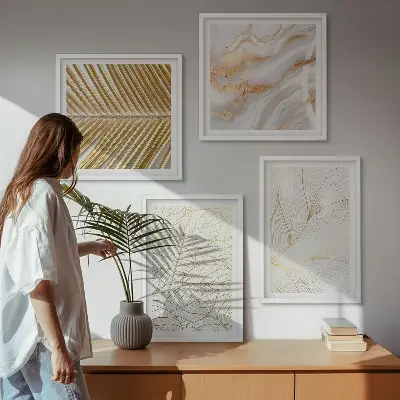 Billedvæg til over sofaen med abstrakt marmormotiv og bladmønster