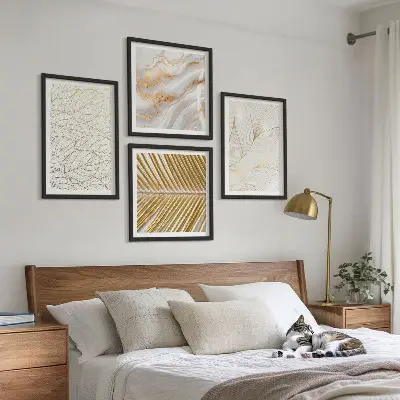 Billedvæg til over sofaen med abstrakt marmormotiv og bladmønster