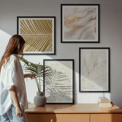 Billedvæg til over sofaen med abstrakt marmormotiv og bladmønster