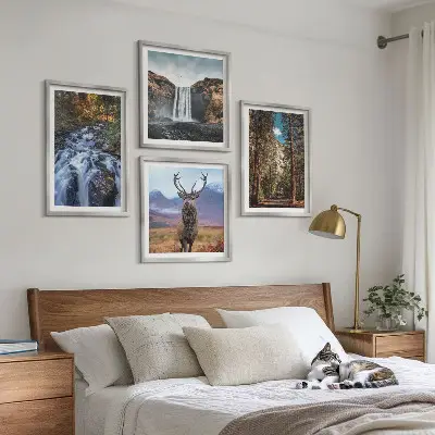 Billedvæg til sofa med motiv af vandfald, skov, bjerge og hjorte i naturen
