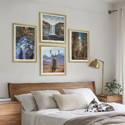 Billedvæg til sofa med motiv af vandfald, skov, bjerge og hjorte i naturen