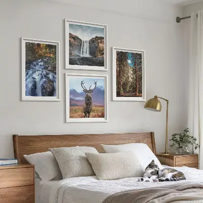 Billedvæg til sofa med motiv af vandfald, skov, bjerge og hjorte i naturen