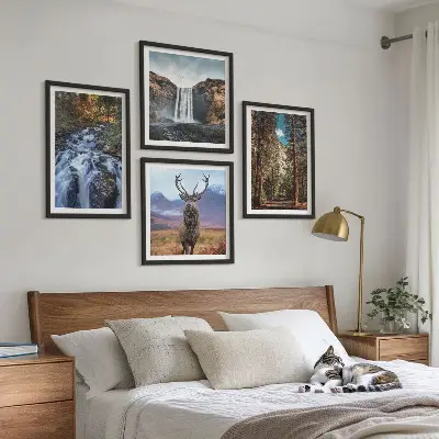 Billedvæg til sofa med motiv af vandfald, skov, bjerge og hjorte i naturen
