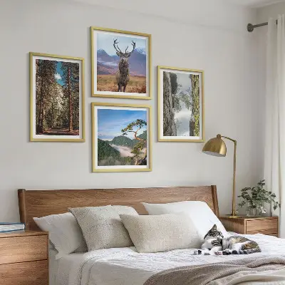 Billedsæt med ramme med motiv af vej, skov, bjerge og hjorte i naturen
