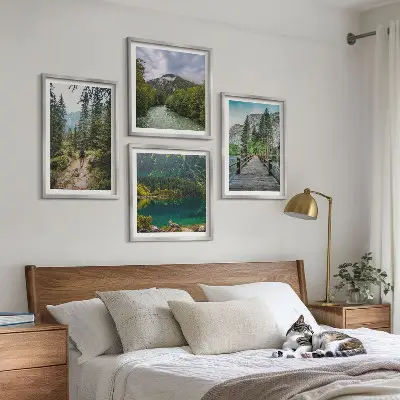 Billedvæg med motiv af bjerge, søer, skove og stier til væggen over sofaen