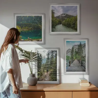 Billedvæg med motiv af bjerge, søer, skove og stier til væggen over sofaen
