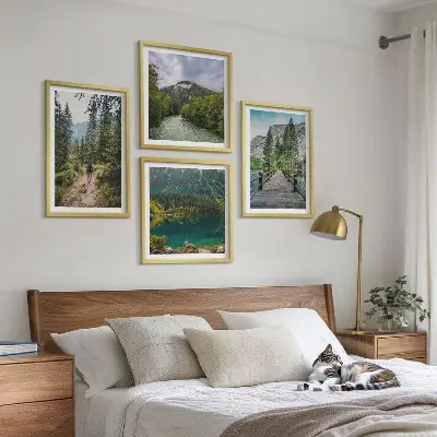 Billedvæg med motiv af bjerge, søer, skove og stier til væggen over sofaen