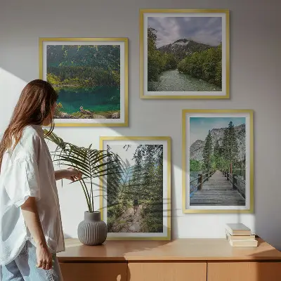 Billedvæg med motiv af bjerge, søer, skove og stier til væggen over sofaen