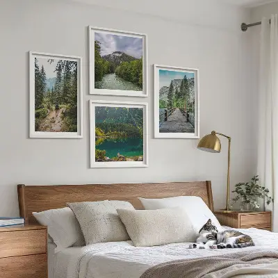 Billedvæg med motiv af bjerge, søer, skove og stier til væggen over sofaen