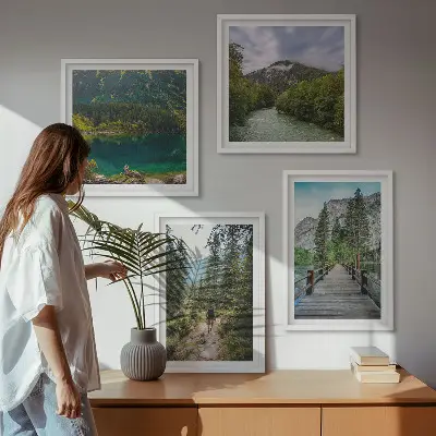 Billedvæg med motiv af bjerge, søer, skove og stier til væggen over sofaen