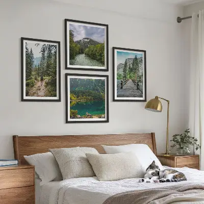 Billedvæg med motiv af bjerge, søer, skove og stier til væggen over sofaen
