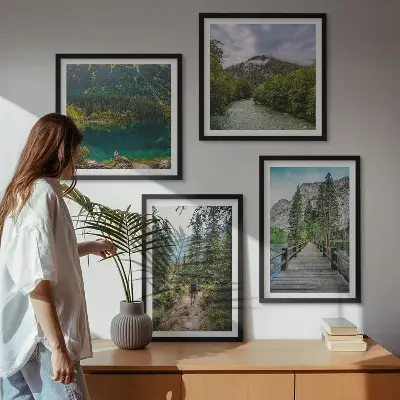 Billedvæg med motiv af bjerge, søer, skove og stier til væggen over sofaen
