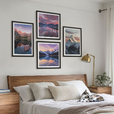 Billedvæg over sofa Bjerglandskaber i baggrunden