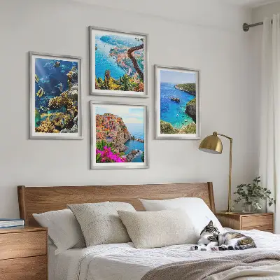 Billedsæt med ramme udsigt over havet med farverige huse