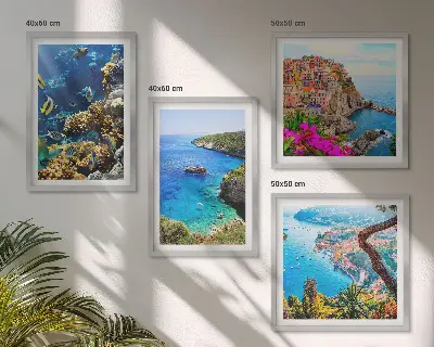 Billedsæt med ramme udsigt over havet med farverige huse