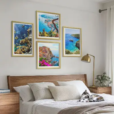 Billedsæt med ramme udsigt over havet med farverige huse