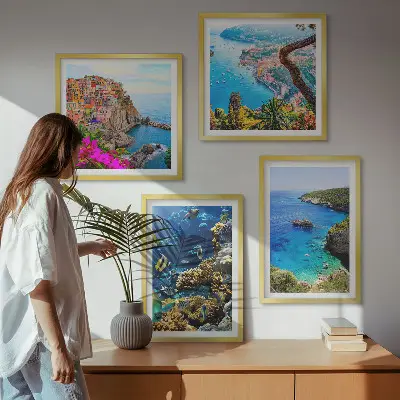 Billedsæt med ramme udsigt over havet med farverige huse