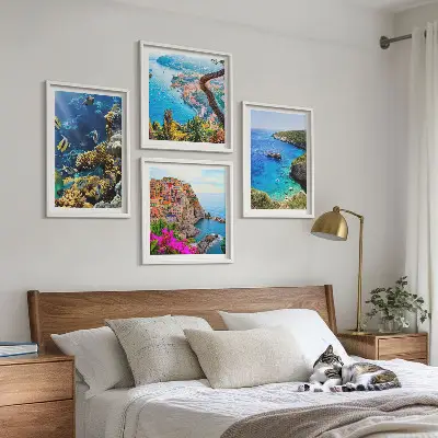 Billedsæt med ramme udsigt over havet med farverige huse