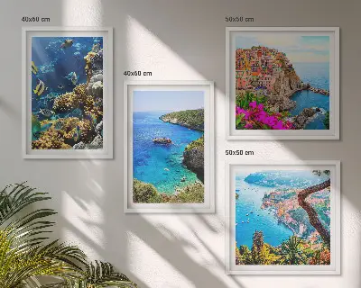Billedsæt med ramme udsigt over havet med farverige huse