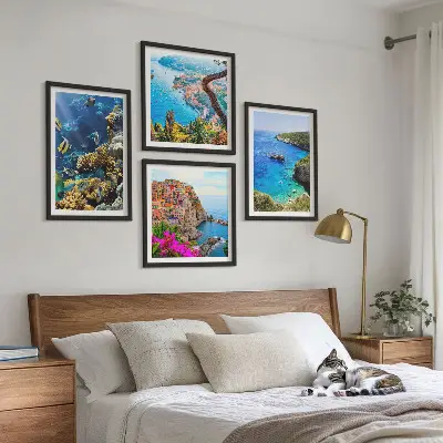 Billedsæt med ramme udsigt over havet med farverige huse
