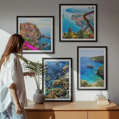 Billedsæt med ramme udsigt over havet med farverige huse