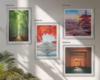 Billedvæg over sofa med bambusskov i Japan