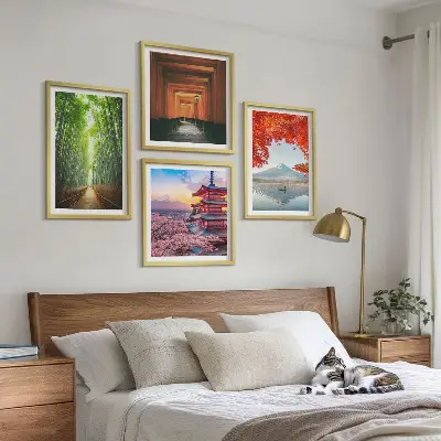 Billedvæg over sofa med bambusskov i Japan