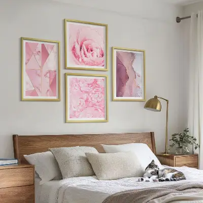 Billedvæg over sofa med lyserøde geometriske pæoner