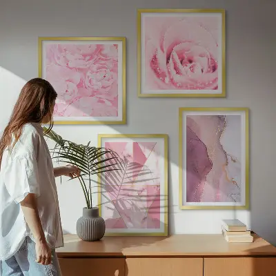 Billedvæg over sofa med lyserøde geometriske pæoner