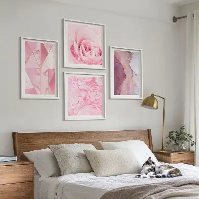 Billedvæg over sofa med lyserøde geometriske pæoner