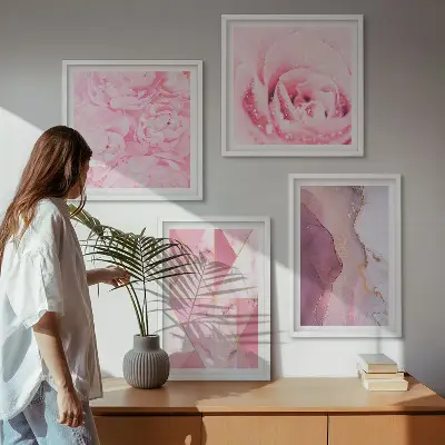 Billedvæg over sofa med lyserøde geometriske pæoner