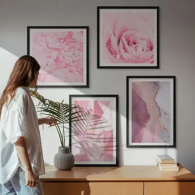Billedvæg over sofa med lyserøde geometriske pæoner