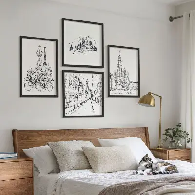 Billedvæg med bymotiver enkle tegninger til sofaområdet
