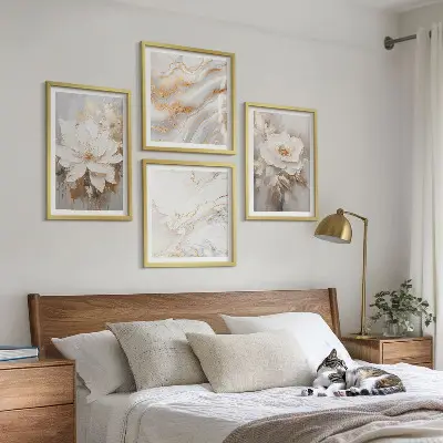 Billedvæg over sofa med blomstermotiv på lys marmormønstret baggrund