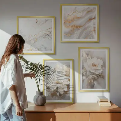 Billedvæg over sofa med blomstermotiv på lys marmormønstret baggrund
