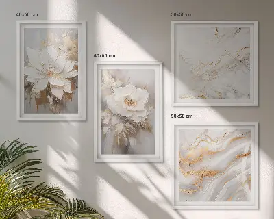 Billedvæg over sofa med blomstermotiv på lys marmormønstret baggrund