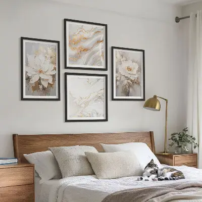 Billedvæg over sofa med blomstermotiv på lys marmormønstret baggrund