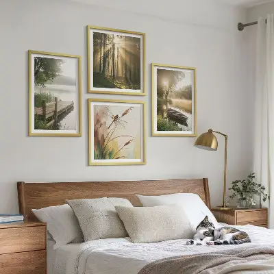 Billedvæg over sofa med motiv af sø, skov, båd og morgentåge