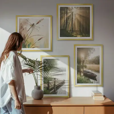 Billedvæg over sofa med motiv af sø, skov, båd og morgentåge
