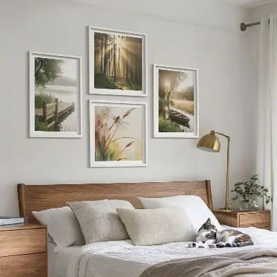 Billedvæg over sofa med motiv af sø, skov, båd og morgentåge
